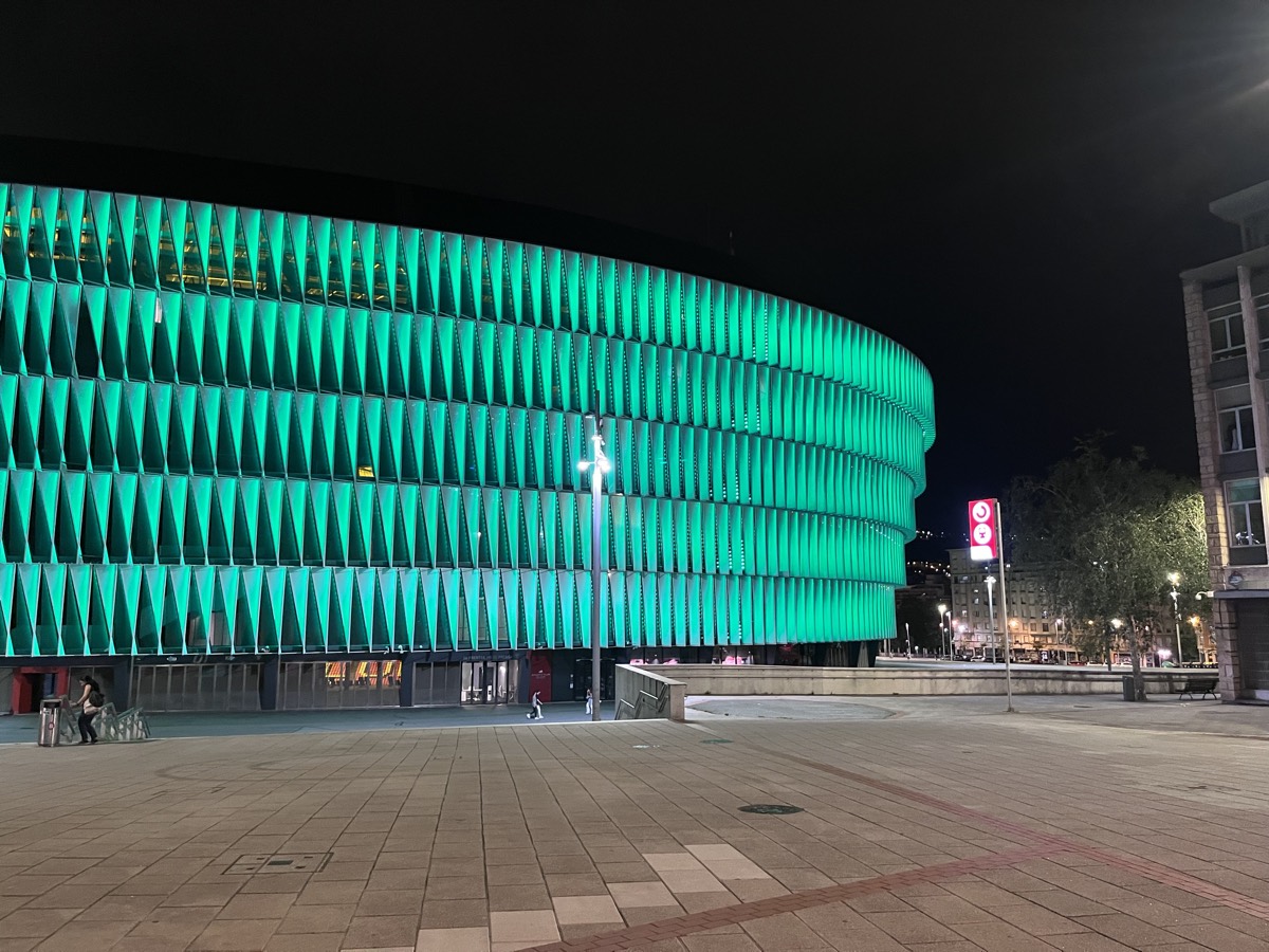 San Mamés iluminado de verde la noche del Día Mundial del Farmacéutico