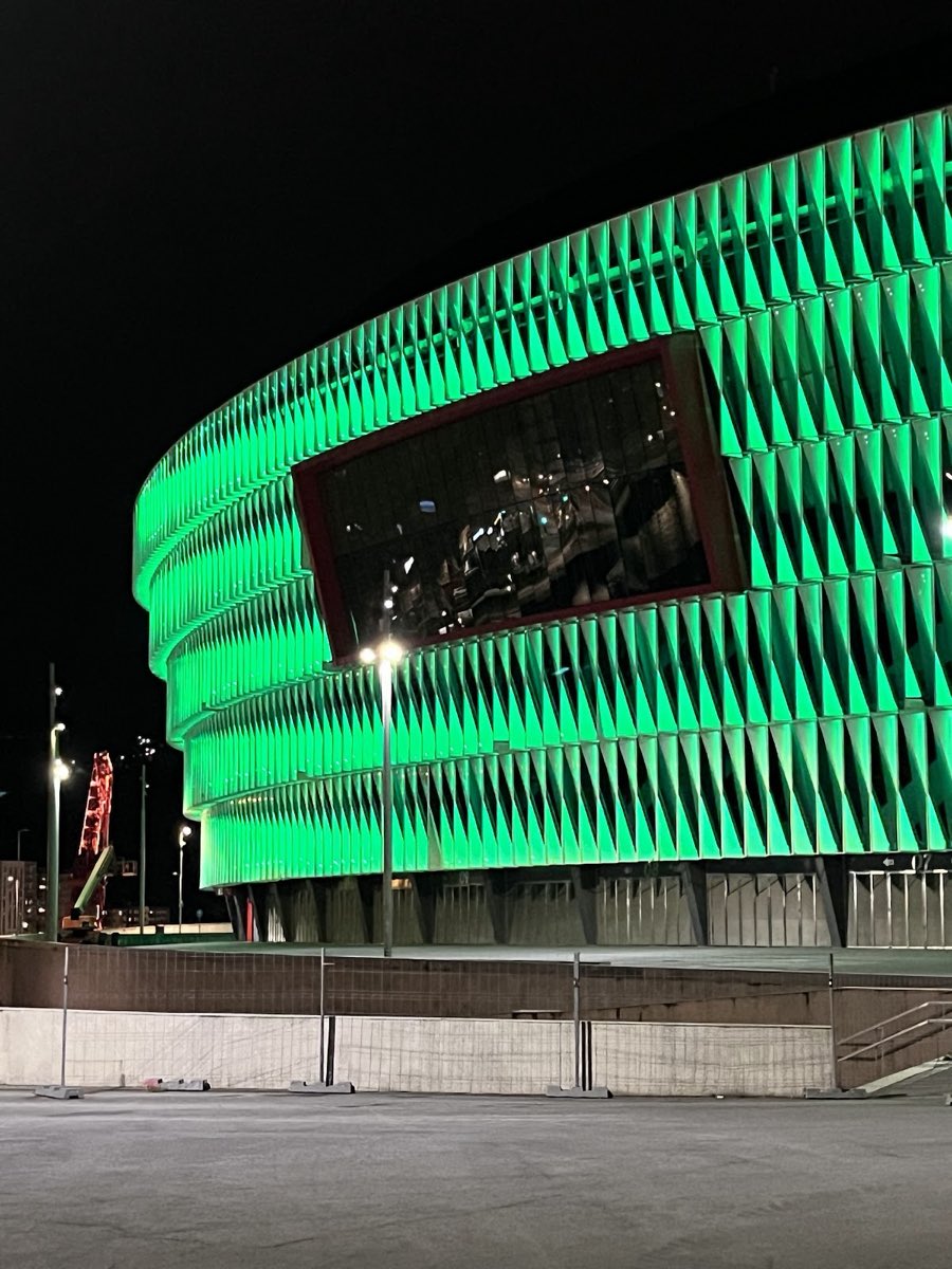 San Mamés iluminado de verde por el Día Mundial del Farmacéutico