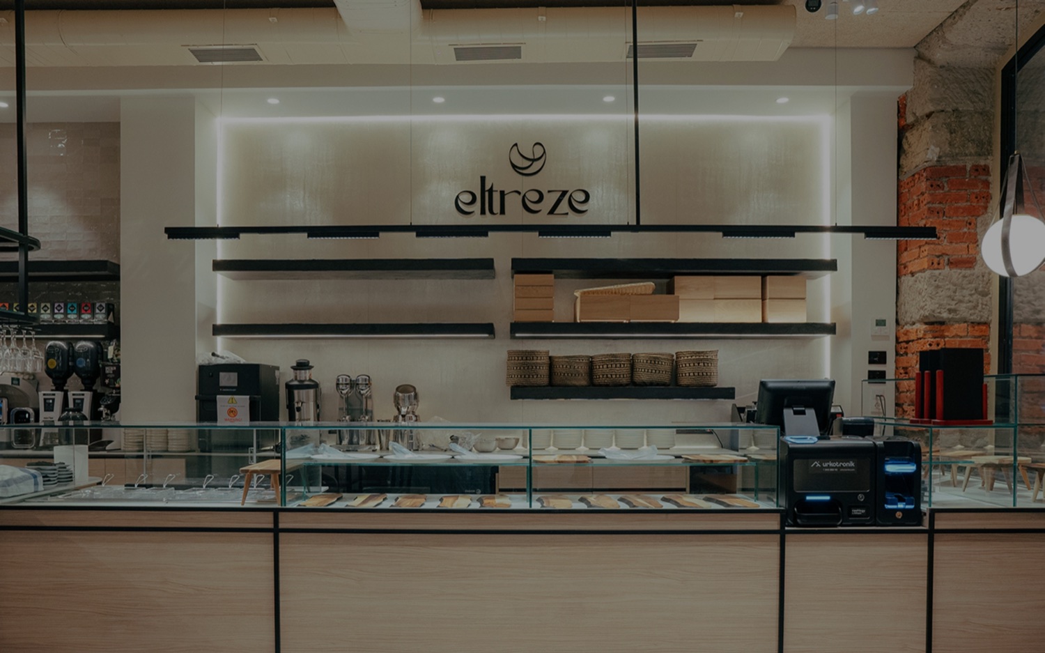 Interior de El Treze con el sistema de marca aplicado en rótulo y mobiliario