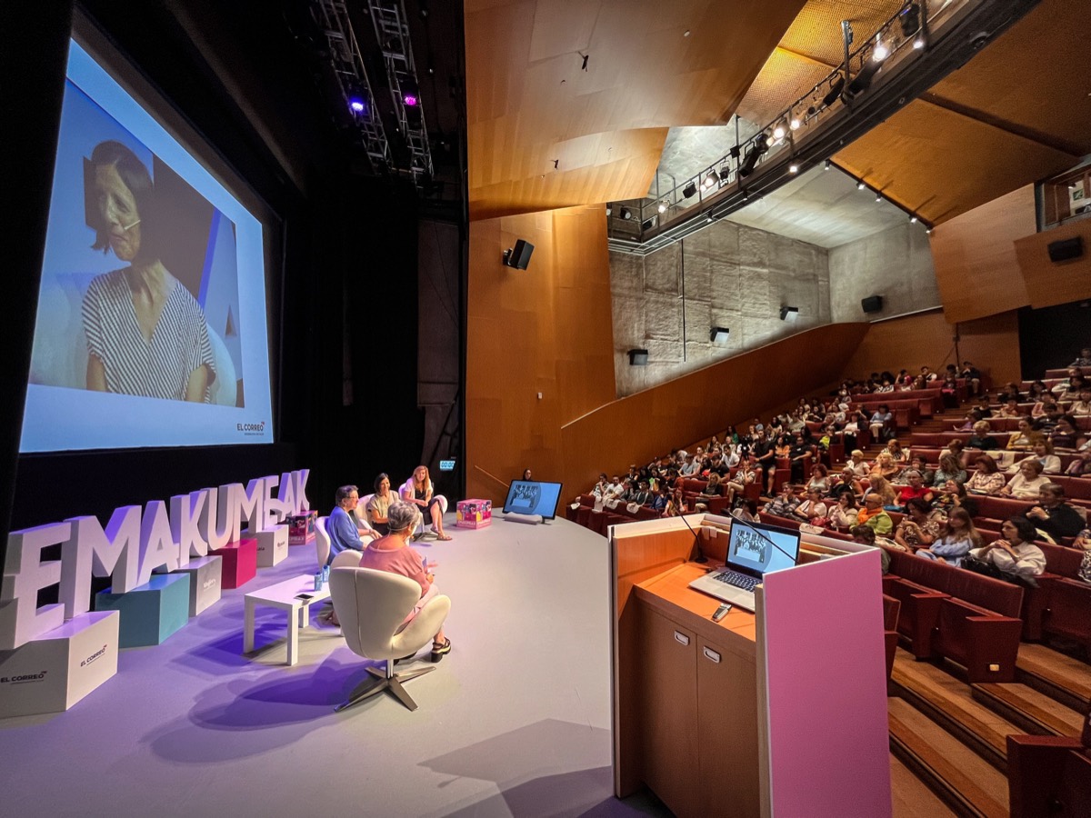 Escenario y auditorio del congreso Emakumeak en el Palacio Euskalduna