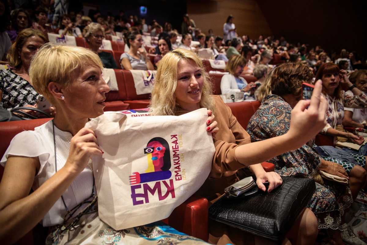 Asistentes al congreso Emakumeak con la bolsa del evento